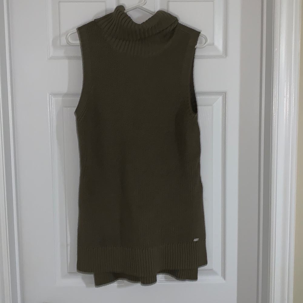Sleeveless turtle neck sweater